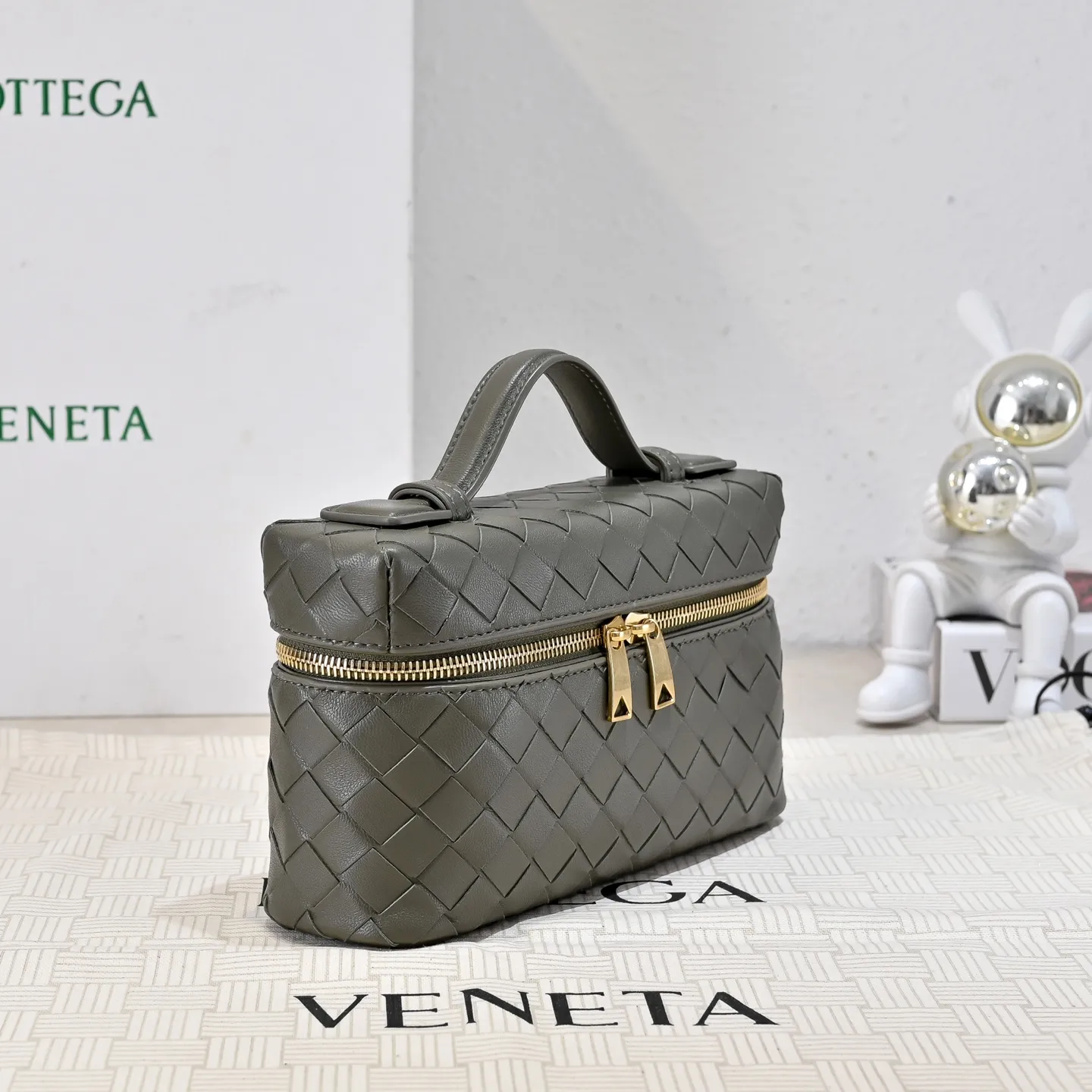 Batch 1360 Bottega Veneta 24 spring and summer woven zipper crossbody bag. A crossbody bag that can be used as a cosmetic bag. The exquisite weaving and compact body are an indispensable accessory for the upcoming summer. The double zipper also better protects the bag. It has a large capacity. If you like it, don’t miss it. Style number: 9109 Size: 22*12.5*5cm